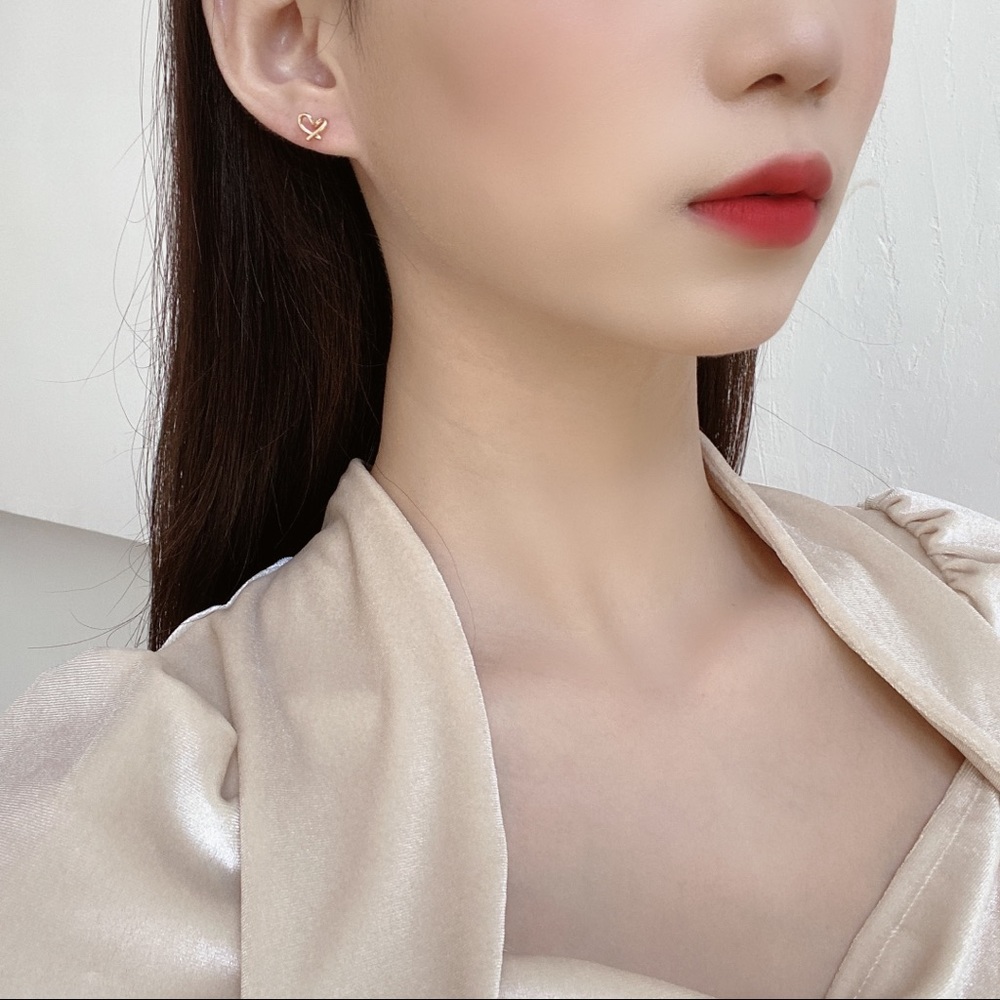 💙Wire Heart Stud Earrings - Picture 8 of 12